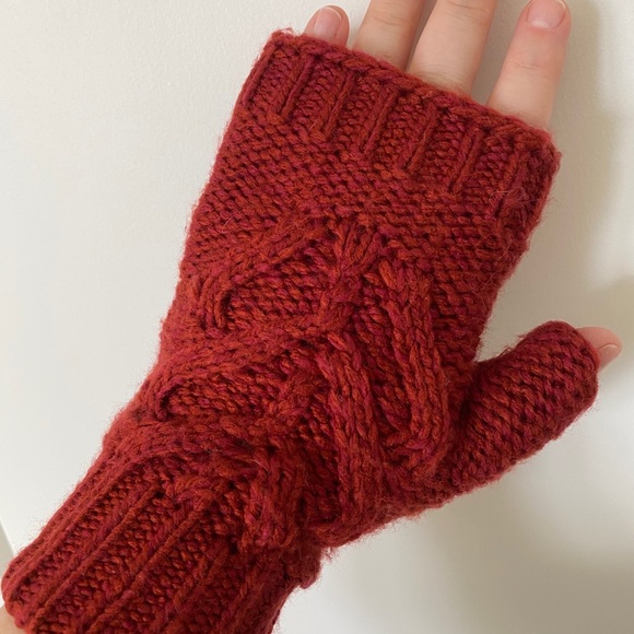 ❤️ 3/$20 | infinity scarf and fingerless mitts set - Picture 3 of 3